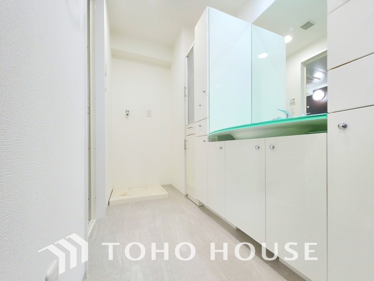 洗面 一日の始まりと終わりを彩る空間。収納力とデザイン性を兼ね備えた洗面台が、忙しい朝の身支度を優雅な時間に変えます。