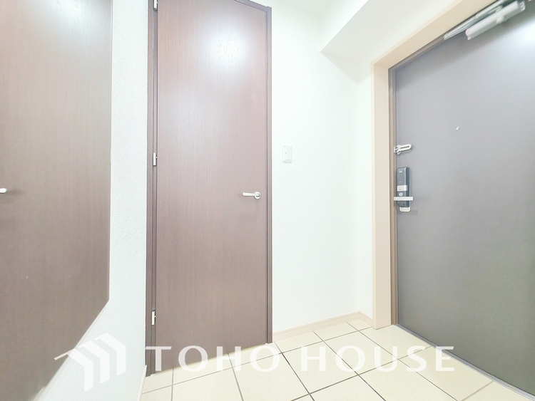 玄関 住まいの顔となるエントランス。洗練されたデザインと充足した収納が、あなたとゲストを心地よく迎える上質な空間です。