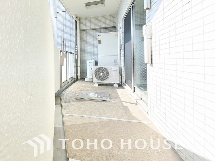 バルコニー 陽光が降り注ぐ、開放感あふれる屋外空間です。セカンドリビングとして、あるいは優雅なカフェタイムの舞台として多目的に活用できます。