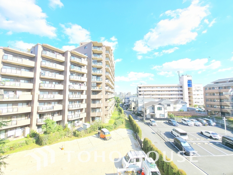 その他 街の景色を一望する特等席。視界を遮るもののない開放的な眺望が、都心生活の醍醐味を、毎日あなたに届けます。