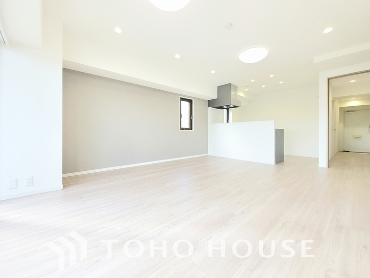 内装 陽光が降り注ぐ、開放的な大空間です。家族の絆を育み、ゲストをもてなす舞台となる、心豊かな団らんの時間が流れます。