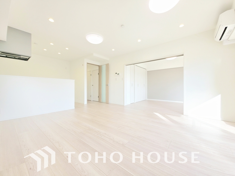 内装 陽光が降り注ぐ、開放的な大空間です。家族の絆を育み、ゲストをもてなす舞台となる、心豊かな団らんの時間が流れます。