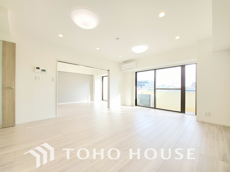 内装 陽光が降り注ぐ、開放的な大空間です。家族の絆を育み、ゲストをもてなす舞台となる、心豊かな団らんの時間が流れます。