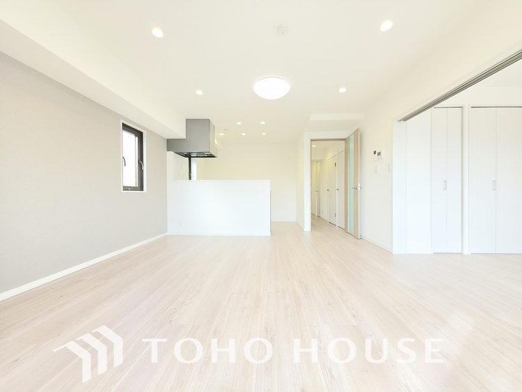 内装 陽光が降り注ぐ、開放的な大空間です。家族の絆を育み、ゲストをもてなす舞台となる、心豊かな団らんの時間が流れます。