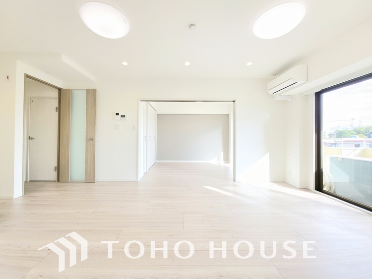 内装 陽光が降り注ぐ、開放的な大空間です。家族の絆を育み、ゲストをもてなす舞台となる、心豊かな団らんの時間が流れます。