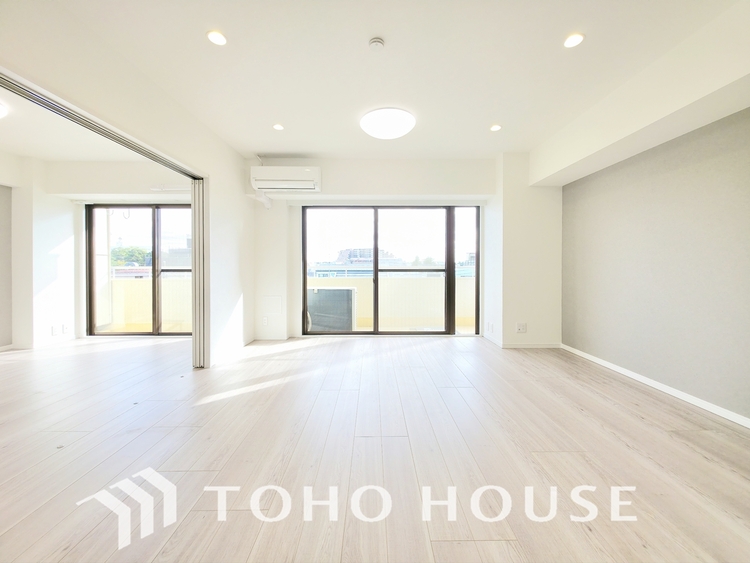 内装 陽光が降り注ぐ、開放的な大空間です。家族の絆を育み、ゲストをもてなす舞台となる、心豊かな団らんの時間が流れます。