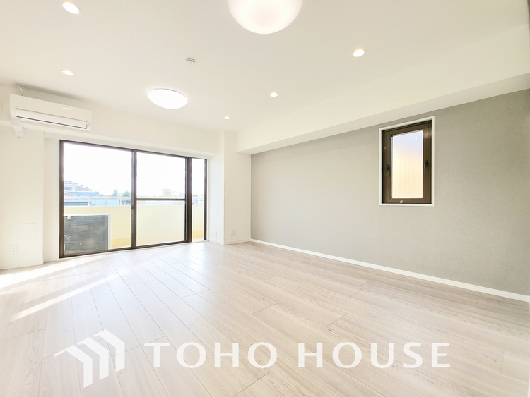 内装 陽光が降り注ぐ、開放的な大空間です。家族の絆を育み、ゲストをもてなす舞台となる、心豊かな団らんの時間が流れます。