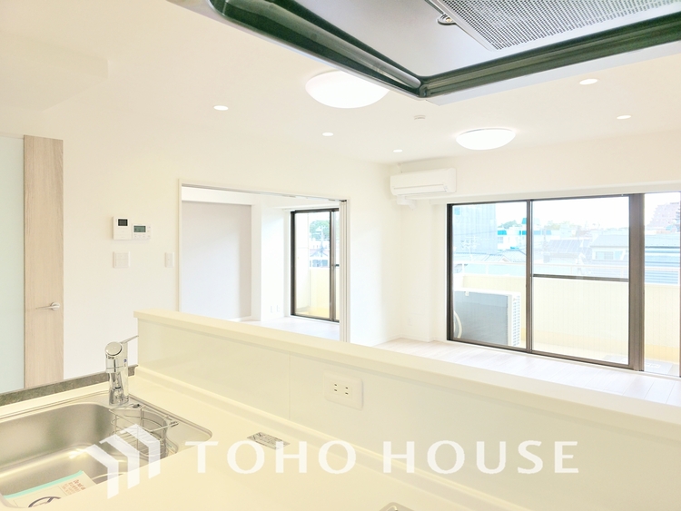 内装 陽光が降り注ぐ、開放的な大空間です。家族の絆を育み、ゲストをもてなす舞台となる、心豊かな団らんの時間が流れます。