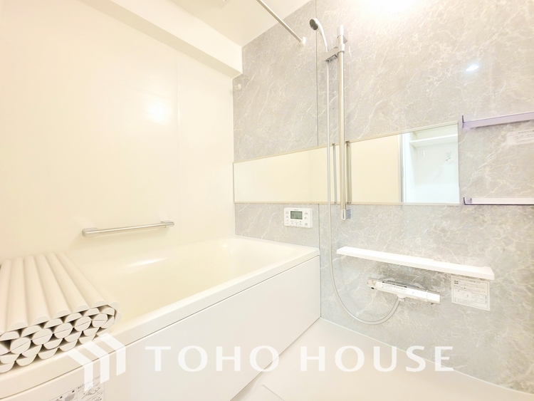 風呂 心と体を解き放つ空間。広々とした浴槽と最新の機能が、極上のリラクゼーションを提供し、疲れを完全に癒します。