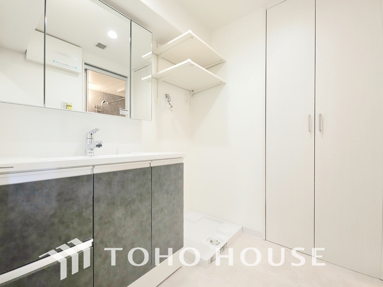 洗面 このお家で始まる毎日は、きっとご家族にとってかけがえのない大切現在リフォーム中。新しく生まれ変わる室内は、快適な暮らしを彩な時間になります。明るく温かい空間で、たくさんの思い出を作っていってください。