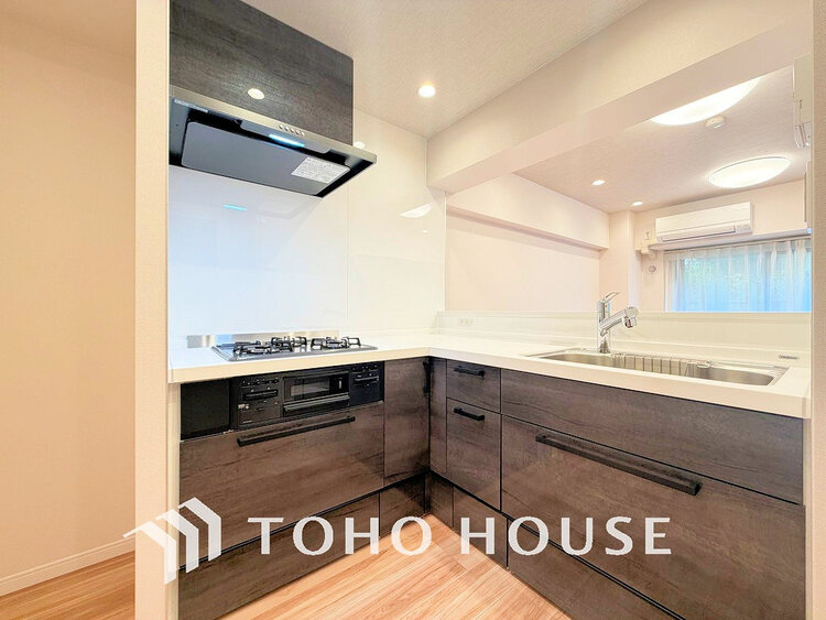 キッチン 落ち着きのあるカラーで統一された清潔感と気品が溢れるキッチン