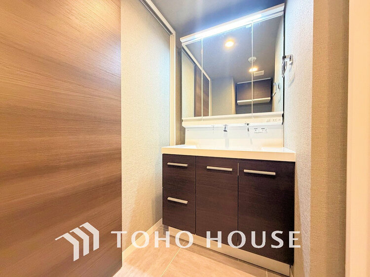 洗面 白を基調とした清潔感のある洗面室で朝の身支度を