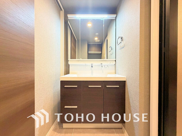 洗面 落ち着きのある色合いでまとめられた洗面室