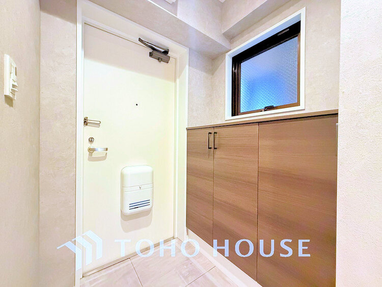 玄関 落ち着いた雰囲気の玄関、家族の帰りを暖かく迎えてくれます