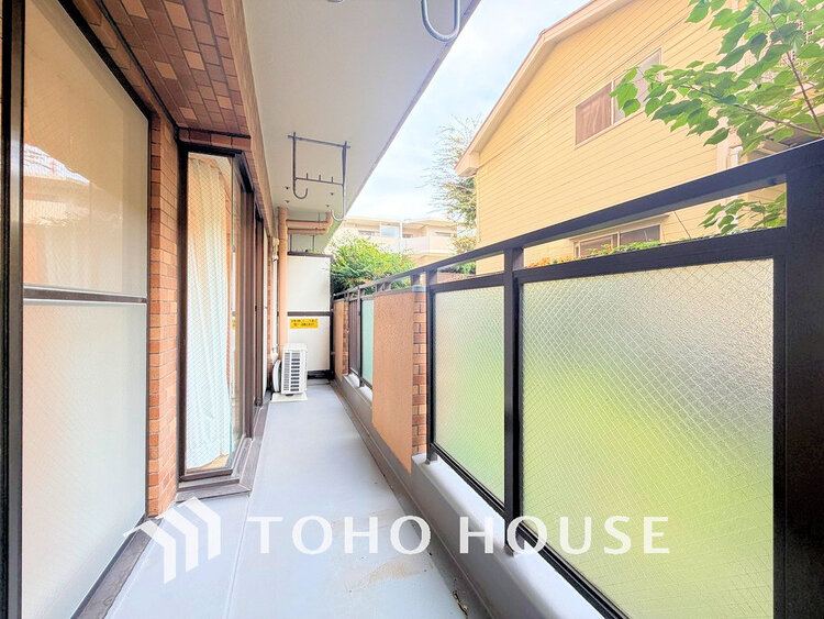 バルコニー 日当たりの良いバルコニーで晴れの日の洗濯物も楽しみになりますね