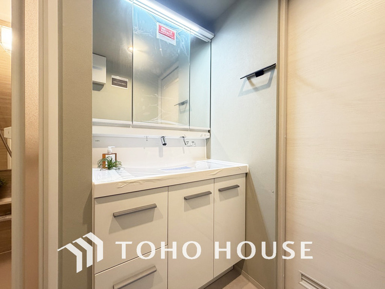 洗面 新規設置の洗面化粧台。収納豊富で使い勝手の良い3面鏡です