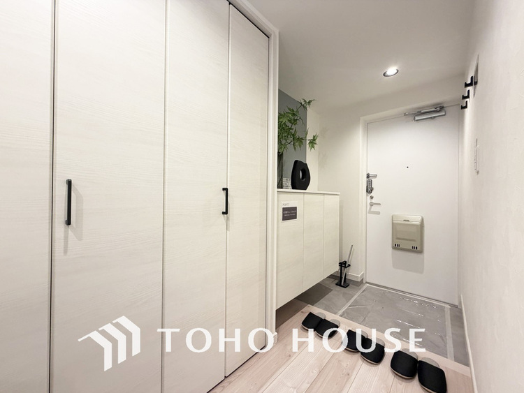 玄関 飾り過ぎないシンプルな内装の玄関