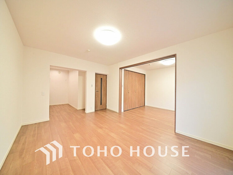 内装 広がりのある住空間、家族が集まるリビング・ダイニング