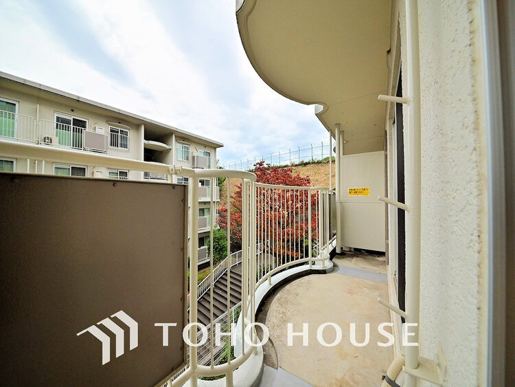 バルコニー 日当たりの良いバルコニーで晴れの日の洗濯物も楽しみになりますね