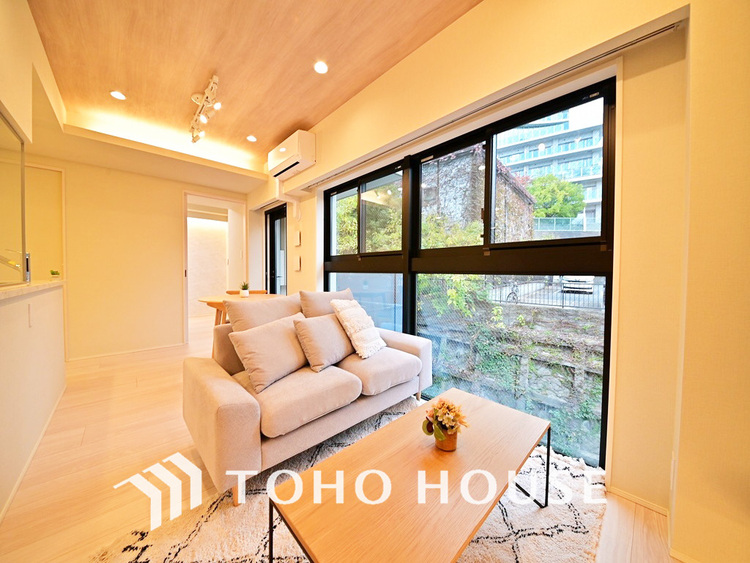 内装 大きな窓のあるリビングは自然と家族が集まる空間に