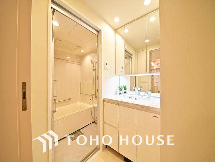 洗面 新規設置の洗面化粧台。収納豊富で使い勝手の良い3面鏡です