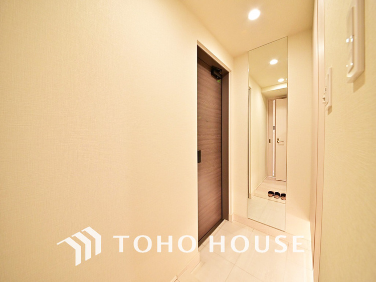 玄関 飾り過ぎないシンプルな内装の玄関