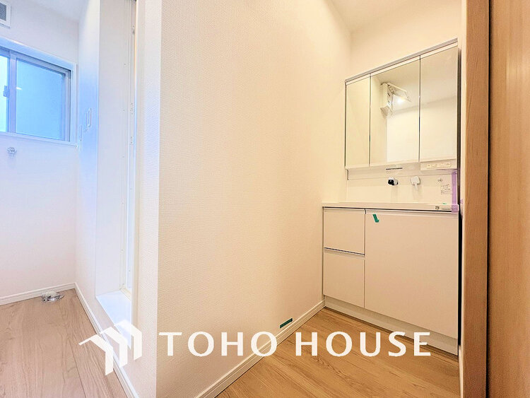 洗面 洗面台には三面鏡を採用。身だしなみを整えやすく収納量も良好です