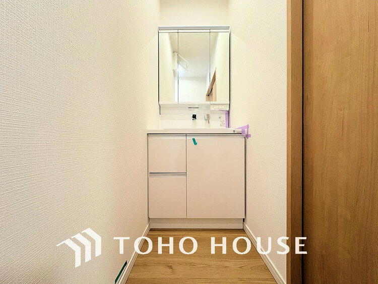 洗面 落ち着きのある色合いでまとめられた洗面室