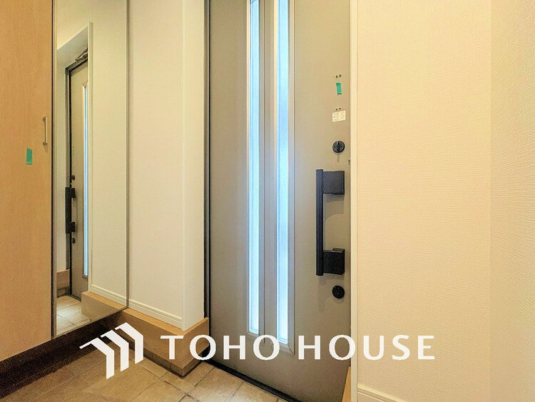 玄関 飾リ過ぎないシンプルな内装と偏り過ぎないデザインの玄関