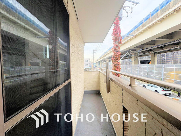 バルコニー 日当たりの良いバルコニーで晴れの日の洗濯物も楽しみになりますね