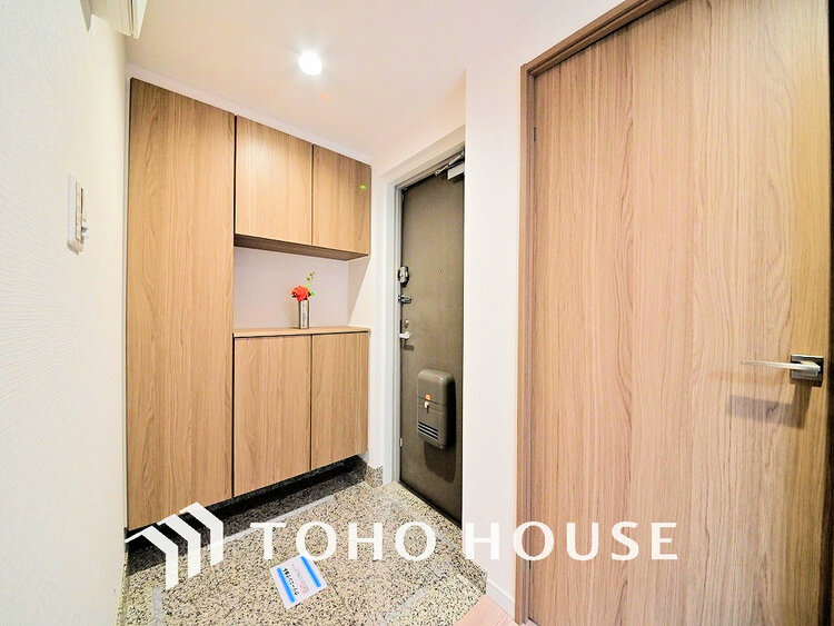 玄関 落ち着いた雰囲気の玄関、家族の帰りを暖かく迎えてくれます