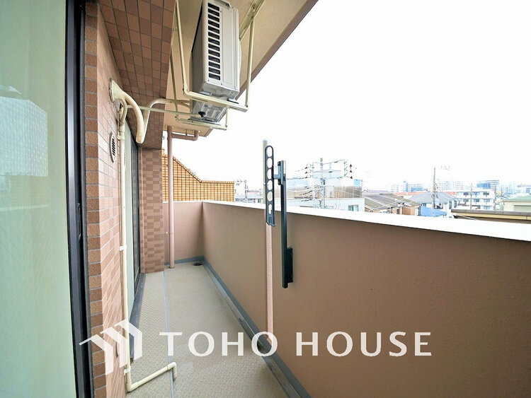 バルコニー 日当たりの良いバルコニーで晴れの日の洗濯物も楽しみになりますね