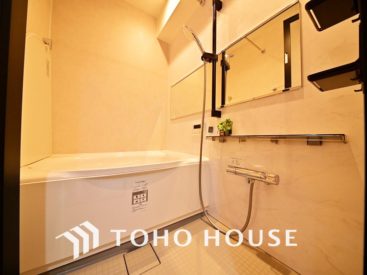 風呂 一日の疲れを癒すバスルームは、心地よいリラックスを叶える清潔感溢れる空間