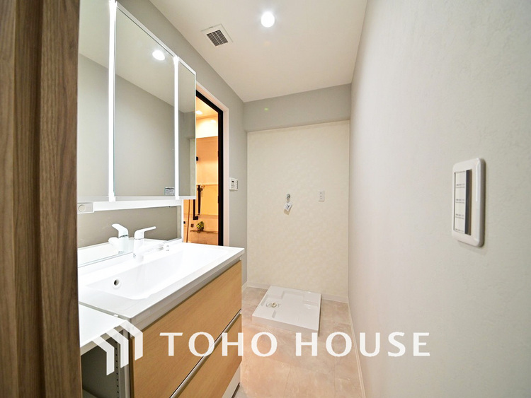 洗面 新規設置の洗面化粧台。収納豊富で使い勝手の良い3面鏡です