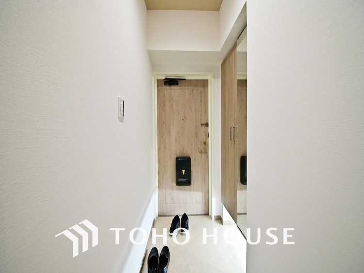 玄関 飾り過ぎないシンプルな内装の玄関