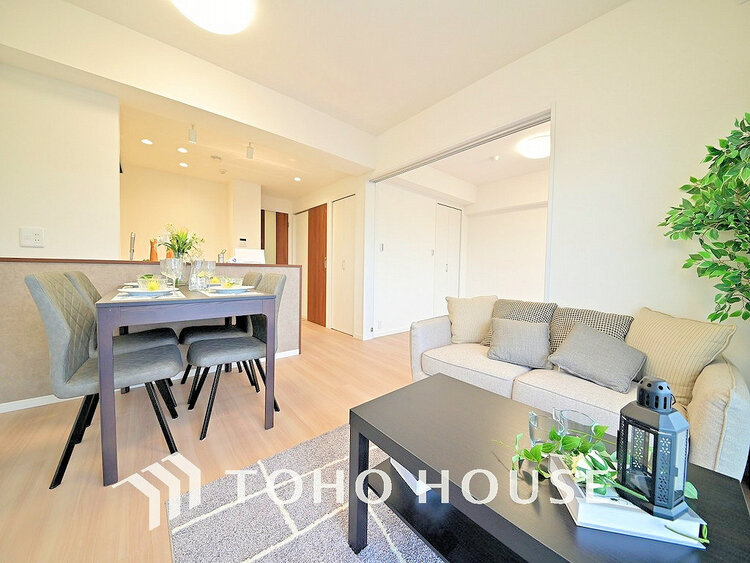 内装 上質な時間を育む暮らしのメインステージ。寛ぎとコミュニケーションを育む居心地のよい場所