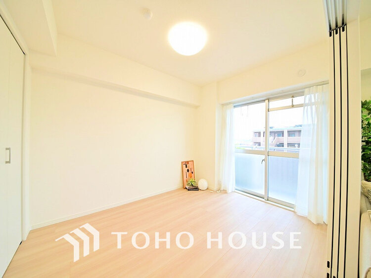 内装 採光もある洋室は、くつろぎのひと時を過ごすのにぴったり