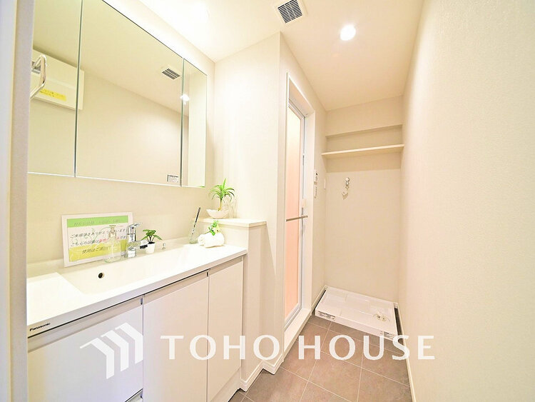 洗面 白を基調とした清潔感のある洗面室で朝の身支度を