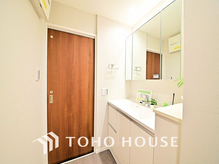 洗面 落ち着きのある色合いでまとめられた洗面室