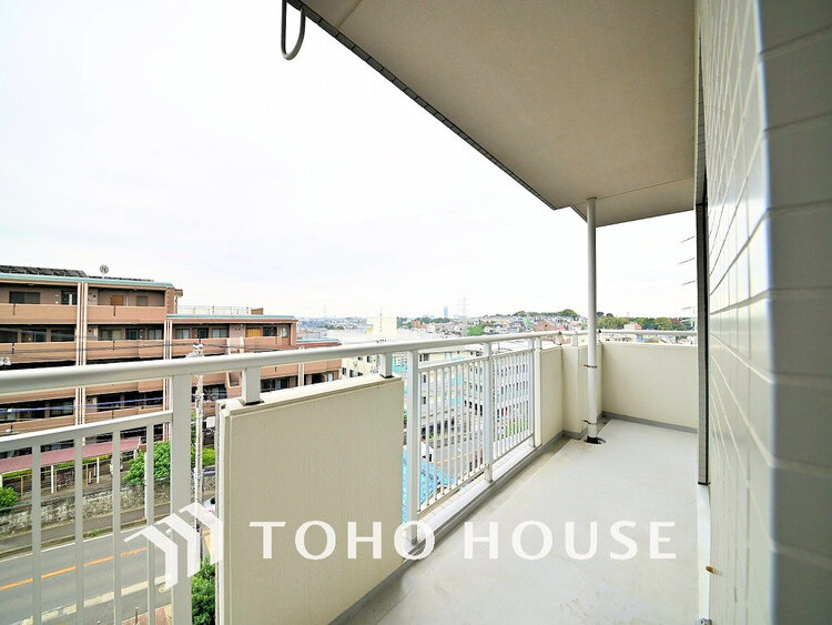 バルコニー 日当たりの良いバルコニーで晴れの日の洗濯物も楽しみになりますね