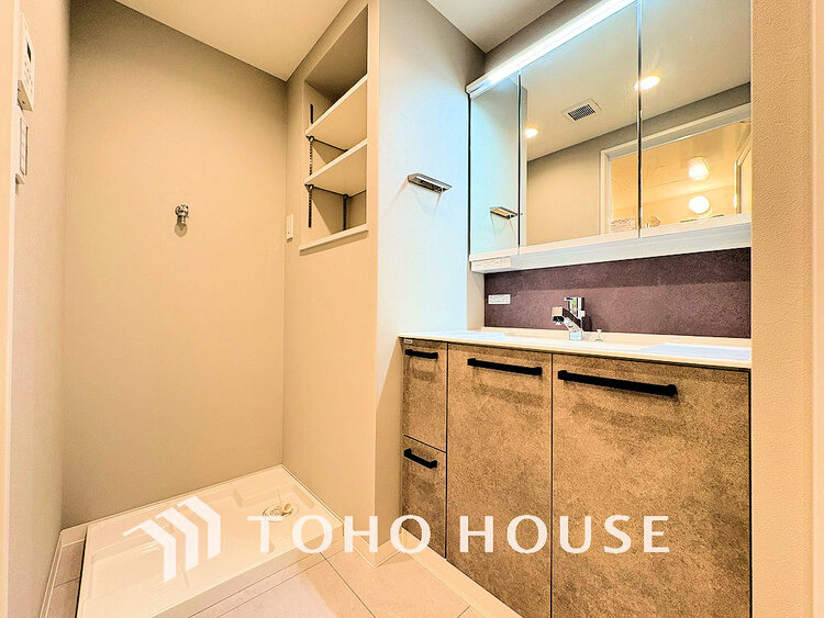 洗面 落ち着きのある色合いでまとめられた洗面室