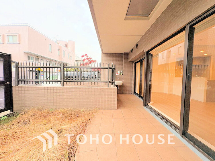 バルコニー 日当たりの良いバルコニーで晴れの日の洗濯物も楽しみになりますね