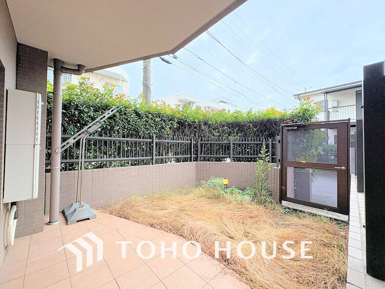 その他 広いお庭はガーデニングなど、ご家族の楽しめる場所の一つに