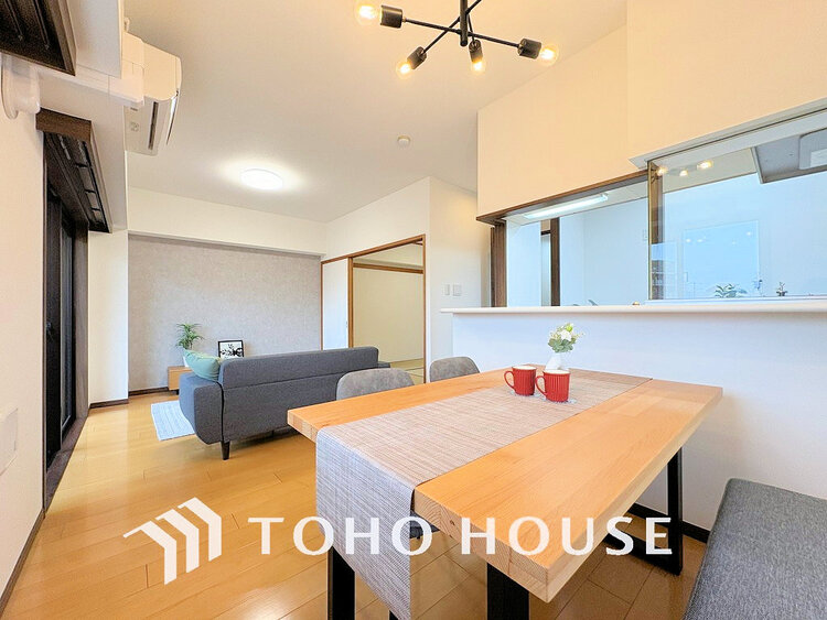 内装 広がりのある住空間、家族が集まるリビング・ダイニング