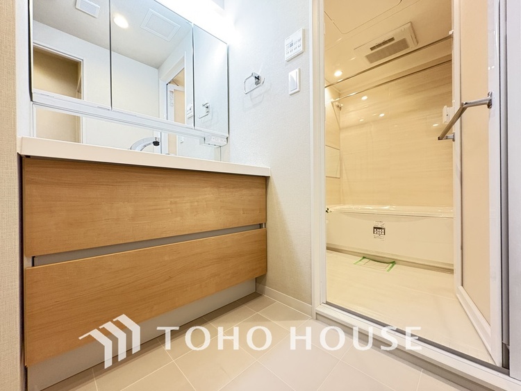 洗面 新規設置の洗面化粧台。収納豊富で使い勝手の良い3面鏡です