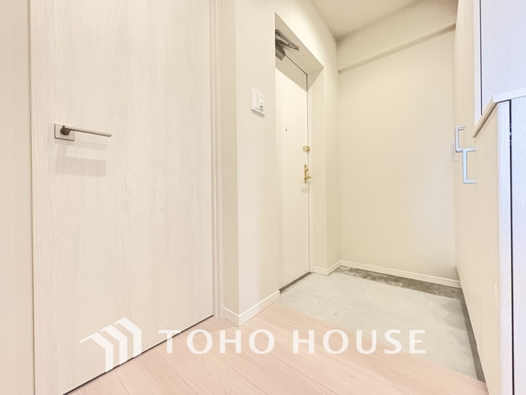 玄関 飾り過ぎないシンプルな内装の玄関