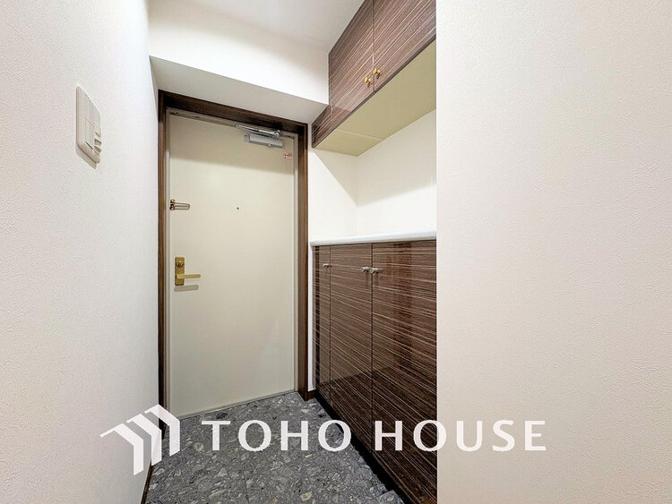 玄関 落ち着いた雰囲気の玄関、家族の帰りを暖かく迎えてくれます