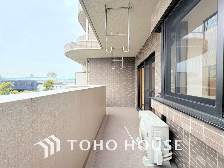 バルコニー 日当たりの良いバルコニーで晴れの日の洗濯物も楽しみになりますね