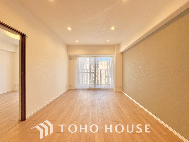 内装 ◆サンサンと◆差し込む太陽の光がこのリビングに笑いをもたらす。ソファの上のクッションがポカポカした暖気にぬくぬくと微睡んでいる。