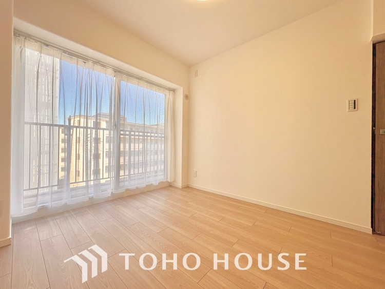 内装 使いやすく、明るい洋室に仕上がります。子供部屋や趣味のお部屋にご利用できます。ご自身で家具などを配置し、素敵な空間を創り上げられます。